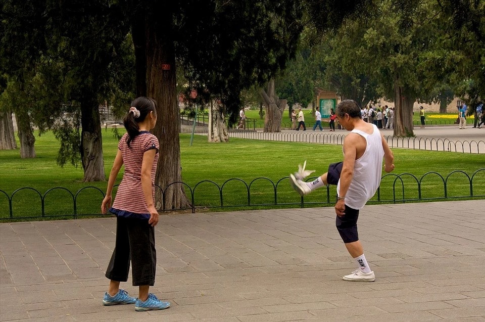 Players use only their feet, knees, chest, and head to keep the shuttlecock airborne; no hands are allowed